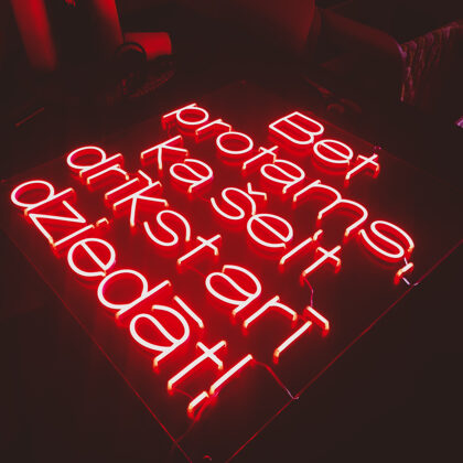 LED neona uzraksts LET ENZO OUT