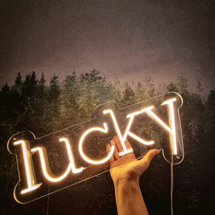 LED neona uzraksts "lucky"