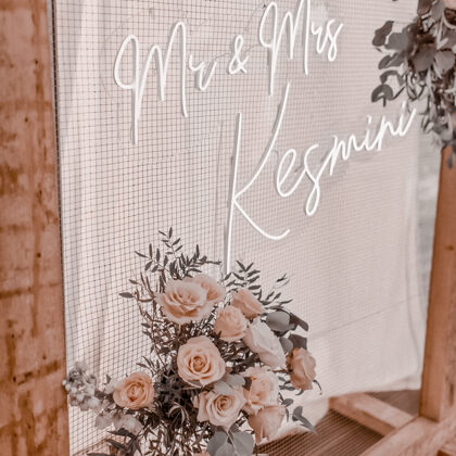 LED neona uzraksts "Mr & Mrs Kesmini"