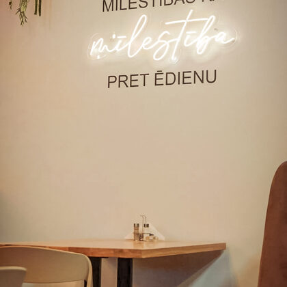 LED neona uzraksts "mīlestība"